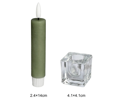 Grüne LED-Stabkerze mit quadratischem Glashalter. Maße Kerze 2,4 mal 14 Zentimeter, Maße Halter 4,1 mal 4,1 Zentimeter.