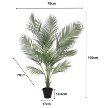 Künstliche Palme im schwarzen Topf mit Maßangaben: Höhe 120 Zentimeter, Breite 70 Zentimeter, Topfhöhe 13,5 Zentimeter, Topfdurchmesser 17 Zentimeter.