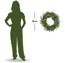 Künstlicher Weihnachtskranz mit LED-Beleuchtung, Durchmesser 50 Zentimeter, Größenvergleich mit einer Person.