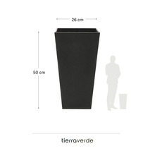 Schwarzer Tierraverde Pflanzkübel, quadratisch konisch, Breite 26 Zentimeter, Höhe 50 Zentimeter.