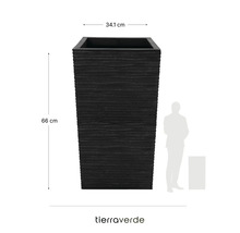 Tierraverde Logo. Strukturierter quadratischer Pflanzkübel, Höhe 66 Zentimeter, Breite 34,1 Zentimeter. Mit Größenvergleich durch Silhouette.