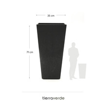 Schwarzes Tierra Verde Pflanzgefäß, quadratisch und hoch, 35 Zentimeter breit und 71 Zentimeter hoch, inklusive Größenvergleich.