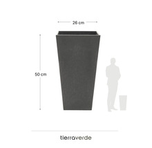 Hoher, quadratischer Pflanzkübel mit einer Höhe von 50 Zentimetern und einer Breite von 26 Zentimetern, Tierra Verde Logo.