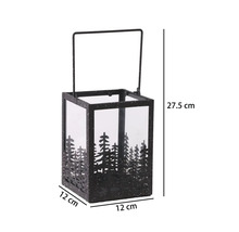 Schwarze Laterne mit Tannenwald-Silhouette, Maße 12 mal 12 Zentimeter und eine Gesamthöhe von 27,5 Zentimeter.
