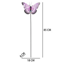Lilafarbener Gartenstecker Schmetterling, Höhe 85 Zentimeter, Breite 18 Zentimeter, Tiefe 8 Zentimeter.