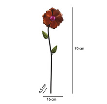 Gartenstecker Blume aus Metall, Höhe 70 Zentimeter, Breite 16 Zentimeter, Tiefe 4,5 Zentimeter.