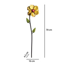 Gartenstecker Blume aus gelbem Metall mit grünen Blättern, Höhe 70 Zentimeter, Breite 16 Zentimeter, Tiefe 4,5 Zentimeter.