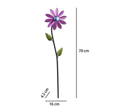 Gartenstecker Blume aus Metall, Höhe 70 Zentimeter, Breite 16 Zentimeter, Tiefe 4,5 Zentimeter, lila Blüte, blauer Kern, grüne Blätter.