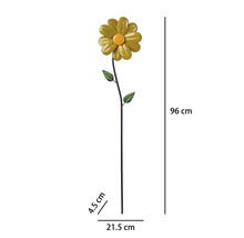 Gelber Gartenstecker aus Metall in Blumenform, Höhe 96 Zentimeter, Breite 21,5 Zentimeter, Tiefe 4,5 Zentimeter.