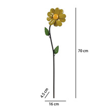 Gartenstecker Blume aus Metall mit zwei Blättern, Höhe 70 Zentimeter, Breite 16 Zentimeter, Tiefe 4,5 Zentimeter.