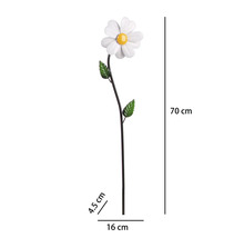 Gartenstecker Blume aus Metall in Weiß und Gelb, Höhe 70 Zentimeter, Breite 16 Zentimeter, Tiefe 4,5 Zentimeter.