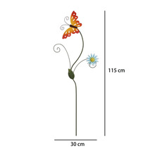 Gartenstecker aus Metall mit orangem Schmetterling und blauer Blume, Höhe 115 Zentimeter, Breite 30 Zentimeter.
