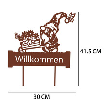 Gartenstecker aus Metall in Rostoptik mit Zwerg, Schubkarre und Willkommen-Schriftzug, 30 mal 41,5 Zentimeter.