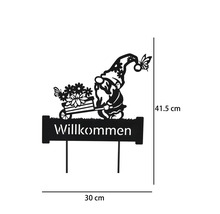 Gartenstecker aus Metall mit Zwerg, Schubkarre voller Blumen und Schriftzug Willkommen, 41,5 Zentimeter hoch und 30 Zentimeter breit.