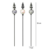 Gartenstecker aus Metall mit Keramikkugel und Zierspitze, Blumenmuster, Höhe 95 Zentimeter, Breite 7 Zentimeter.