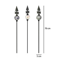 Gartenstecker 3er Set, Metall mit Keramikkugel, florales Muster, Höhe 70 Zentimeter, Breite 5 Zentimeter.