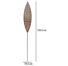 Gartenstecker aus Metall in Rostoptik, blattförmiges Design mit Lochmuster, Höhe 139,5 Zentimeter, Breite 19,5 Zentimeter.