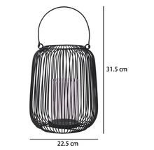 Schwarze Metall-Drahtlaterne mit Glaseinsatz und Tragegriff, Höhe 31,5 Zentimeter, Breite 22,5 Zentimeter.
