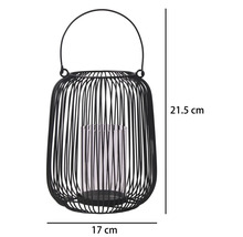 Windlicht aus schwarzen Metallstreben mit Glaszylinder, Höhe 21,5 Zentimeter, Breite 17 Zentimeter.