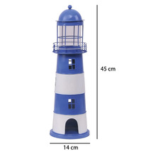 Dekorativer Leuchtturm aus Metall, blau-weiß gestreift, Höhe 45 Zentimeter, Durchmesser 14 Zentimeter.