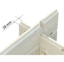 Nahaufnahme einer Eckverbindung von Blockbohlen aus Holz mit einer Wandstärke von 28 Millimetern.