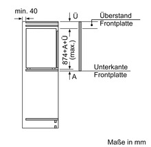 Technische Zeichnung mit Einbaumaßen für einen Kühlschrank in einem Küchenschrank mit Frontplatte in Millimetern.