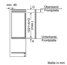 Technische Zeichnung mit Einbaumaßen für einen Kühlschrank in einer Nische, Angaben in Millimeter.