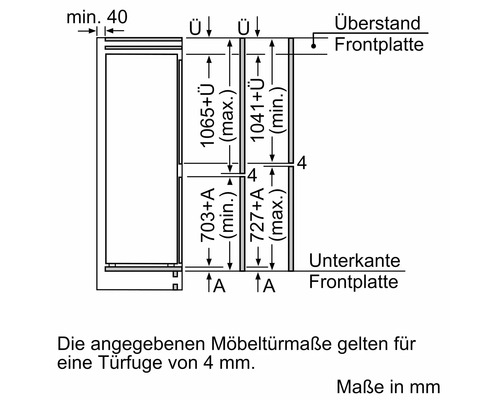 Technische Zeichnung der Einbaumaße für eine Gerätetür mit Frontplatten und Türfuge von 4 Millimetern.