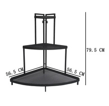 Eckregal aus Metall mit zwei Ablagen und Maßen von 56,5 Zentimeter mal 56,5 Zentimeter mal 79,5 Zentimeter.