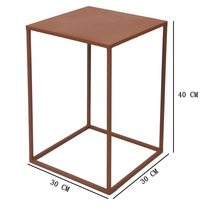 Quadratischer Beistelltisch aus Metall mit den Maßen 30 mal 30 mal 40 Zentimeter.