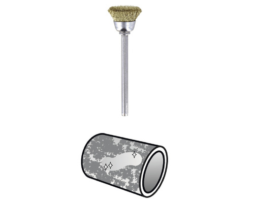 Drahtbürstenaufsatz für Bohrmaschine und Abbildung einer gereinigten Rohroberfläche