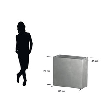 Rechteckiger Pflanzkübel aus Fiberglas mit den Maßen 80 x 35 x 76 cm, dargestellt neben einer Person