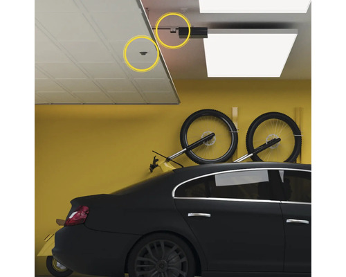 Garage mit Sektionaltor, Garagentorantrieb und Fahrrädern