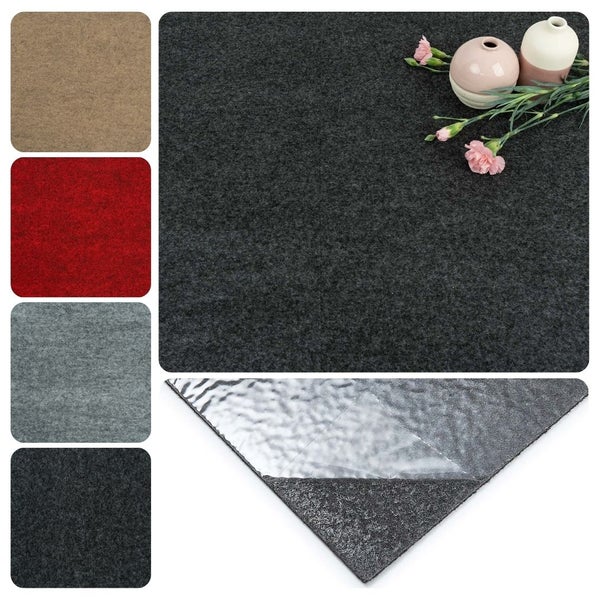 Selbstklebende Filzfliese zur Wandverkleidung mit strukturierter Rückseite, abziehbarer Schutzfolie und verschiedenen Materialproben.