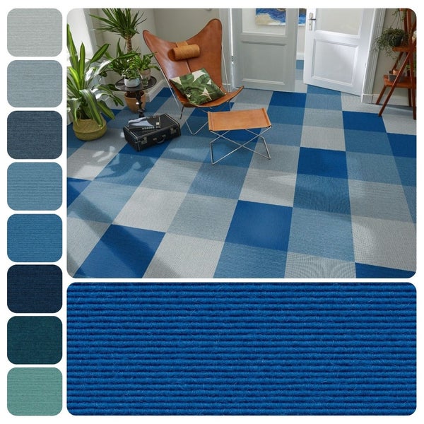 Modernes Wohnzimmer mit Teppichfliesen in verschiedenen Blau- und Grautönen im Karomuster, Ledersessel, Zimmerpflanzen und Detailansicht der Struktur.