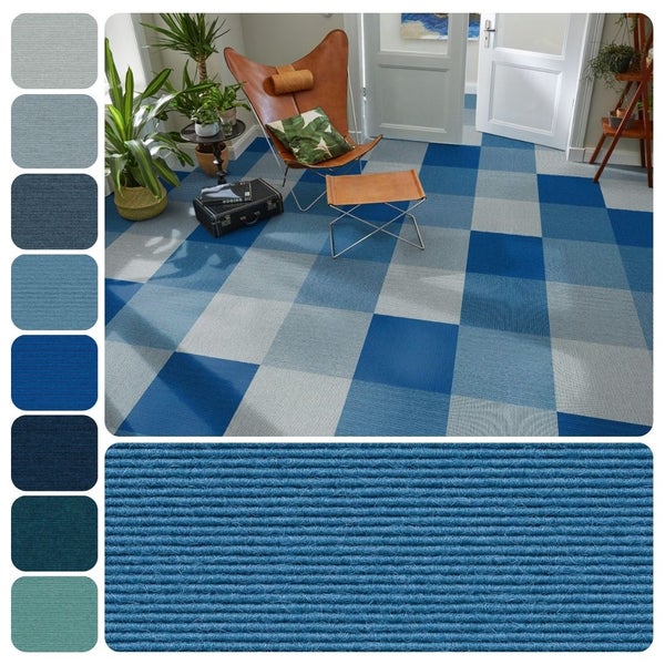 Teppichfliesen in verschiedenen Blau- und Grautönen, im Schachbrettmuster verlegt, mit gerippter Oberflächenstruktur.