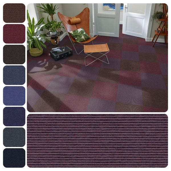 Selbstliegende Teppichfliesen mit Rips-Struktur, schachbrettartig verlegt in Wohnzimmer mit Butterfly-Sessel, Pflanzen und Detailansichten.