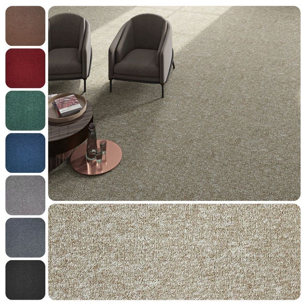 Teppichboden Meterware in einem Wohnzimmer mit Sesseln, Detailansicht der Textur und Übersicht verschiedener Farbmuster.