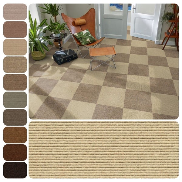 Sisal-Teppichfliesen mit Rippenstruktur im Schachbrettmuster verlegt in einem hellen Wohnraum mit Ledersessel und verschiedenen Farbausführungen.