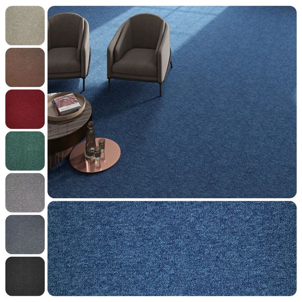 Moderner Raum mit blauem Teppichboden, zwei Sesseln und Couchtisch. Detailansicht der Textur und verschiedene Farbmuster am Rand.