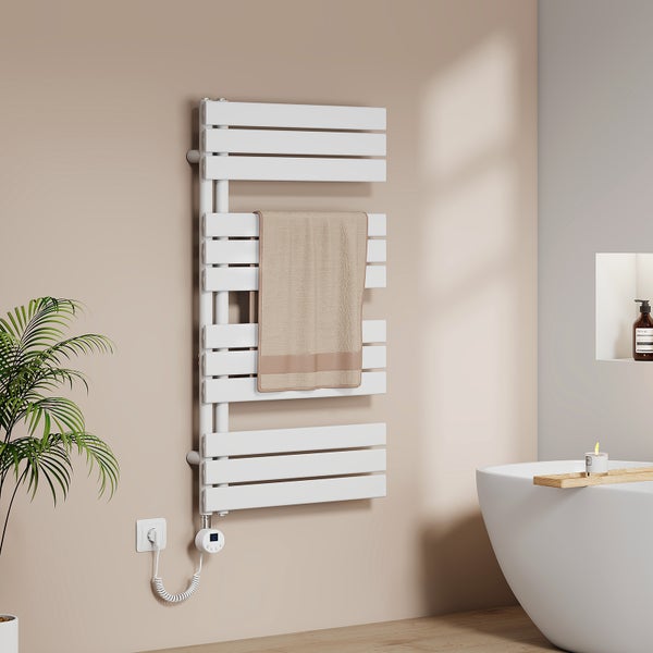 Badezimmer-Szene mit weißem Handtuchwärmer und beigem Handtuch