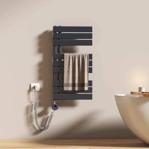 Badezimmer Szene mit Handtuchheizkörper, Handtuch und Badewanne