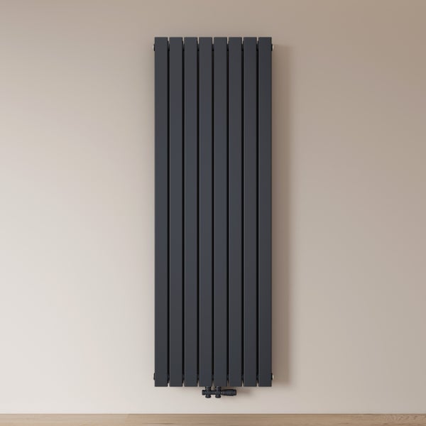 Vertikaler Designheizkörper an der Wand