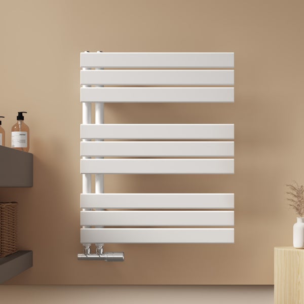 Weißer Badheizkörper an einer Badezimmerwand montiert.