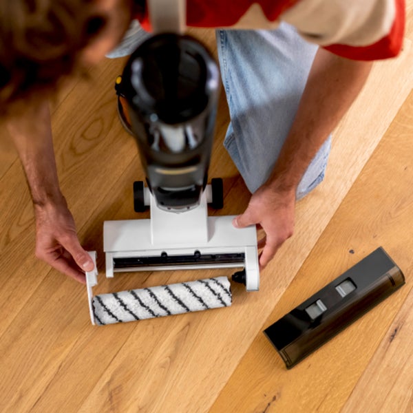 Wohnraum mit Mosaik Tapete, Sofa und Zimmerpflanze.