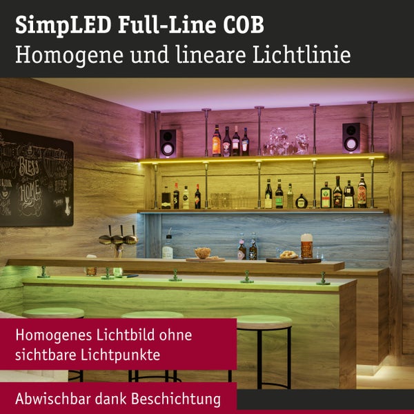 Bar mit Regalen, Spirituosen, Gläsern, Hockern und SimpLED Full-Line COB Lichtleisten für homogene und lineare Beleuchtung