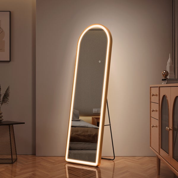 Bogenförmiger Standspiegel mit LED-Beleuchtung in einem modern eingerichteten Raum auf Parkettboden.