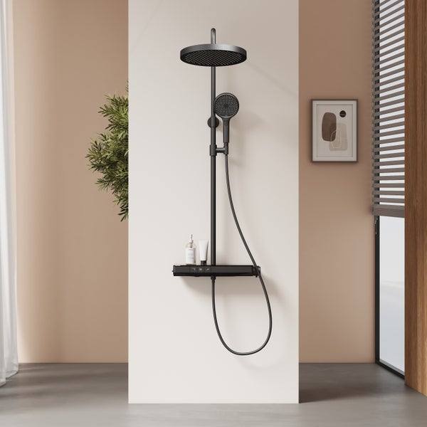 Duschsystem mit Kopfbrause, Handbrause und Ablage im modernen Badezimmer.