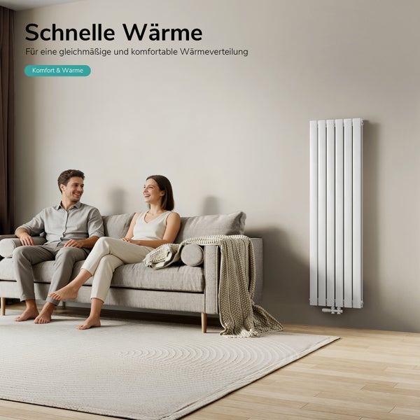 Ein Paar sitzt auf einem Sofa in einem modernen Wohnzimmer neben einem vertikalen Designheizkörper für effiziente und gleichmäßige Raumwärme.