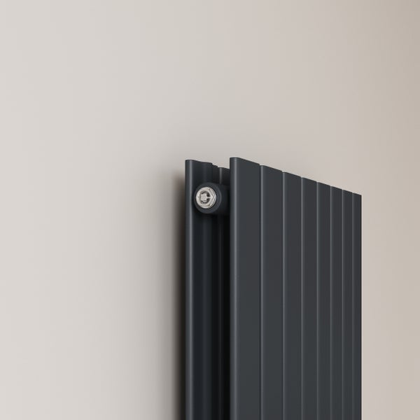 Nahaufnahme eines anthrazitfarbenen Heizkörpers